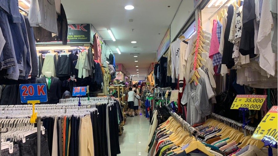 Pedagang Thrift Pasar Senen Bertahan Lewat Live TikTok dan Jastip